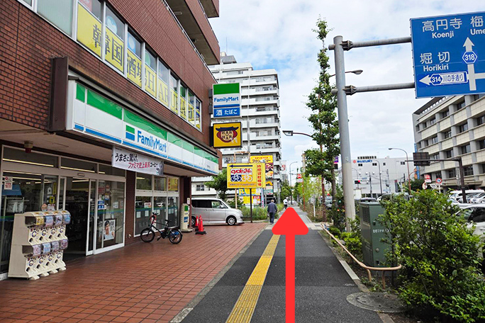 ファミリーマートとブロンコビリー前の道順