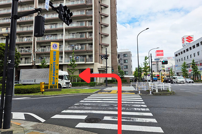 信号を渡って左へ曲がる道順